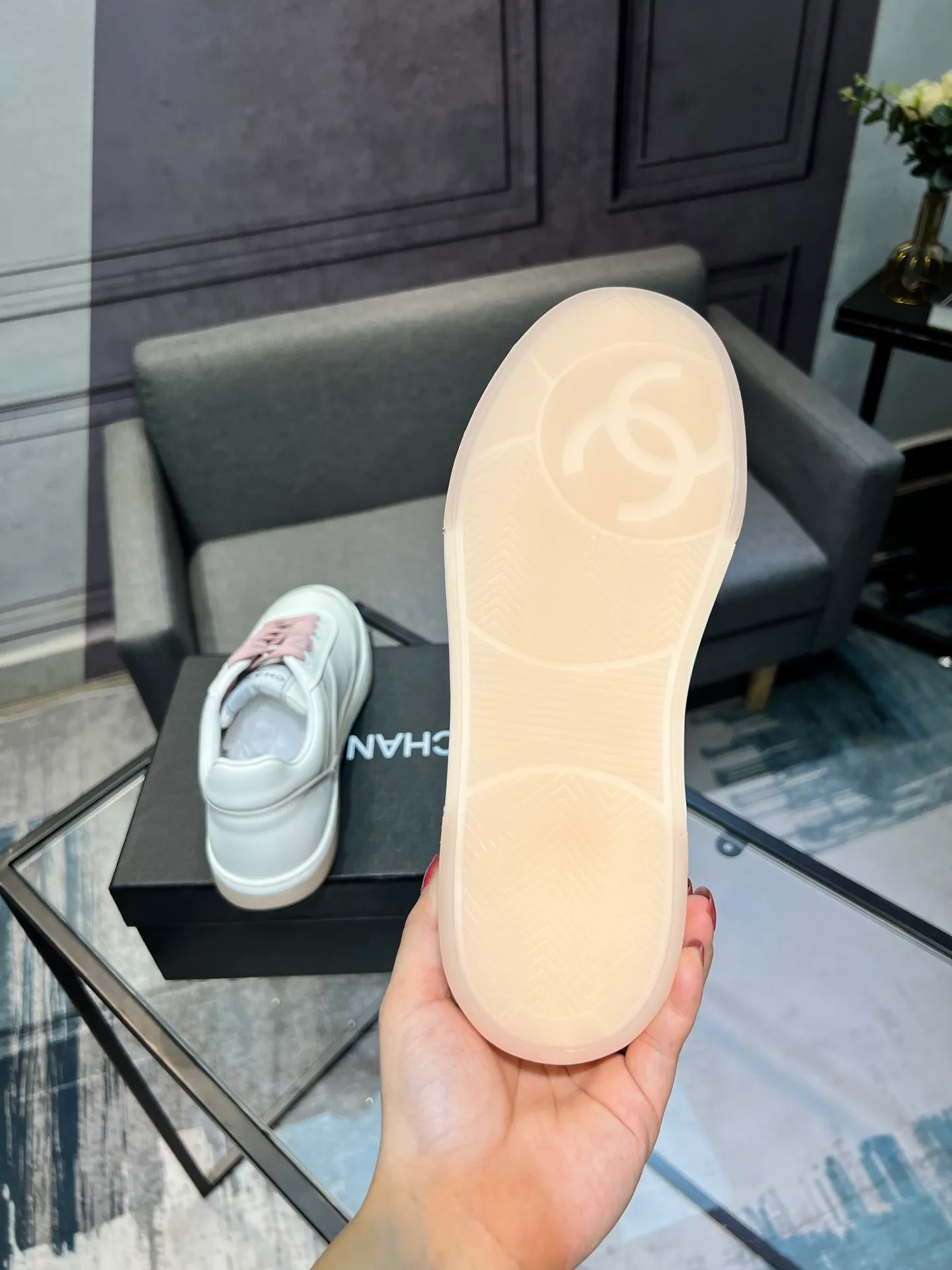 Men's men's shoes 💰620 Exclusive real shot (top version) CHANEL Chanel's new panda sneakers Panda shoes Chanel 2025ss color matching thick-soled casual sports shoes sneakers Counter synchronization The counter is very popular Very difficult to buy a shoe The most popular thick-soled panda shoes on the Internet It is obvious that Xiaoxiang control cannot miss it Simple and versatile white shoes that have both good looks and comfort Thick sole increases height, is super versatile and can be worn with eyes closed😍Whoever wears it will look better. Upper: calfskin. Lining: imported sheepskin lining. Outsole: TPU original outsole. Size: 35-40 (customized for women 41 and 40)